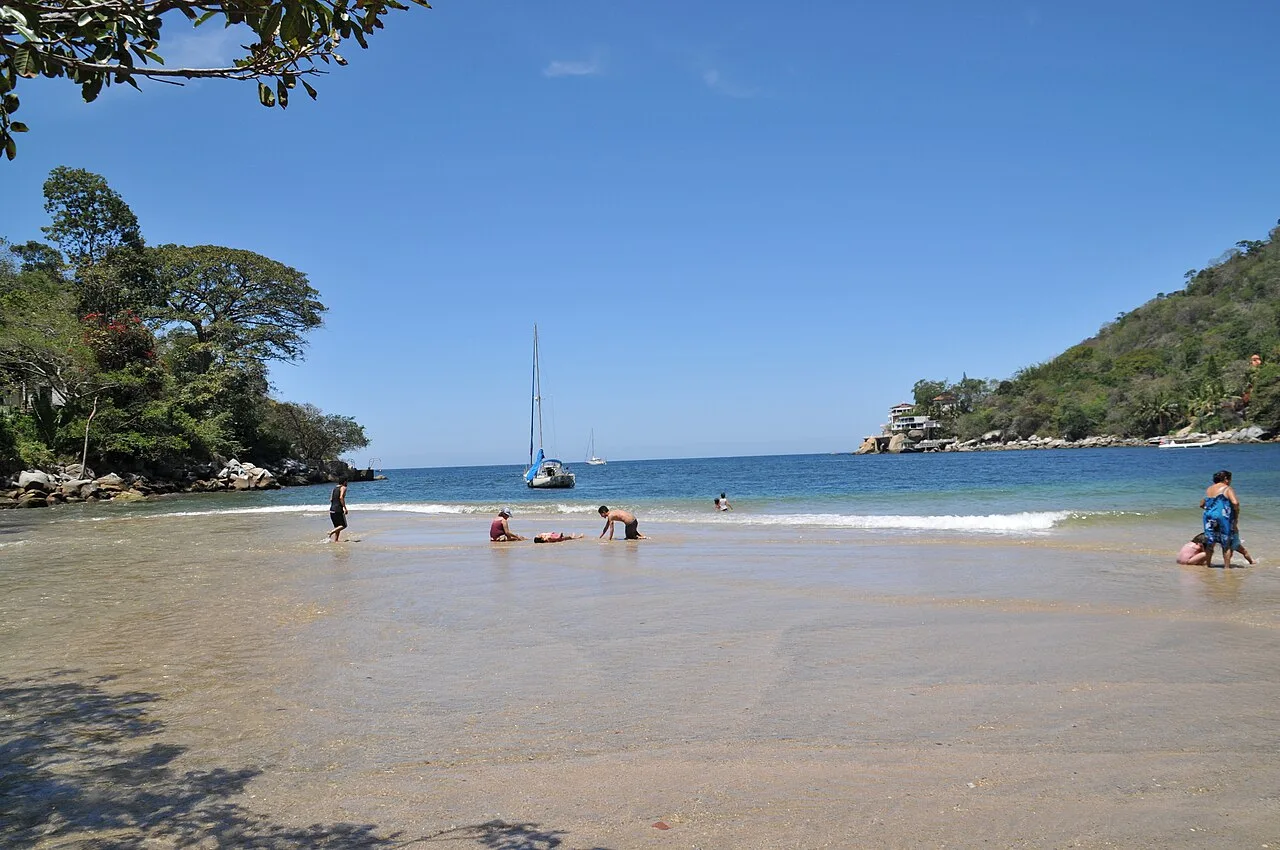 Boca de Tomatlán cove, south shore of Banderas Bay